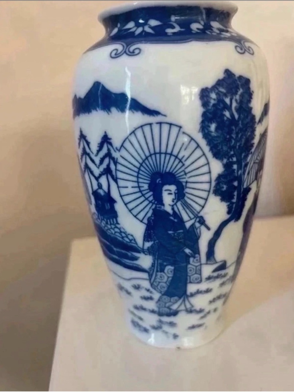 Blue and white Porcelain vase with Japanese motifs